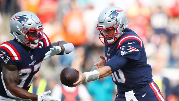 Patriots RB Damien Harris (37) takes the handoff from QB Mac Jones (10)